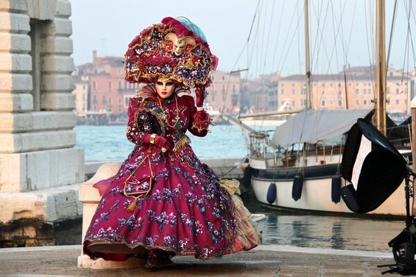 Carnaval de Venecia con vestidos exuberantes