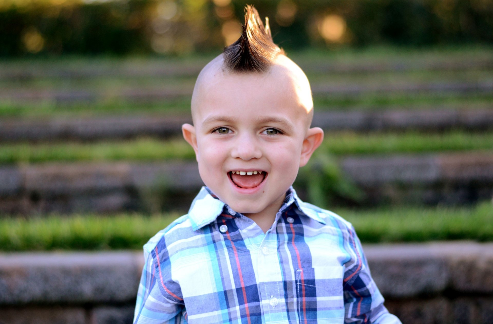 bebé niño niño pelo peinado mohawk sonrisa dientes orejas