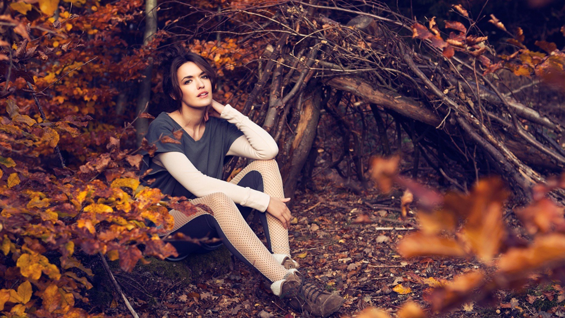 mood girl brunette face look nature leaves foliage autumn branches background wallpaper