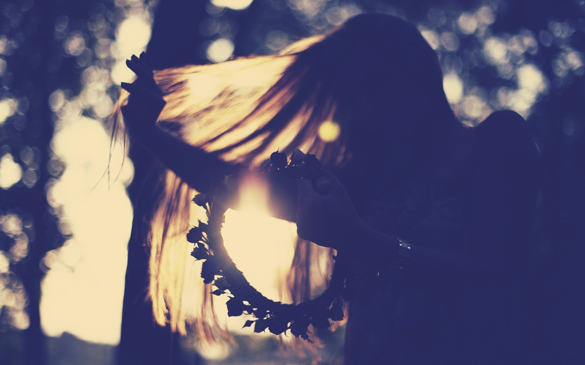 estado de ánimo chica cabello movimiento flores flores rosas. rosas corona tejido sol luz fondo papel pintado pantalla completa