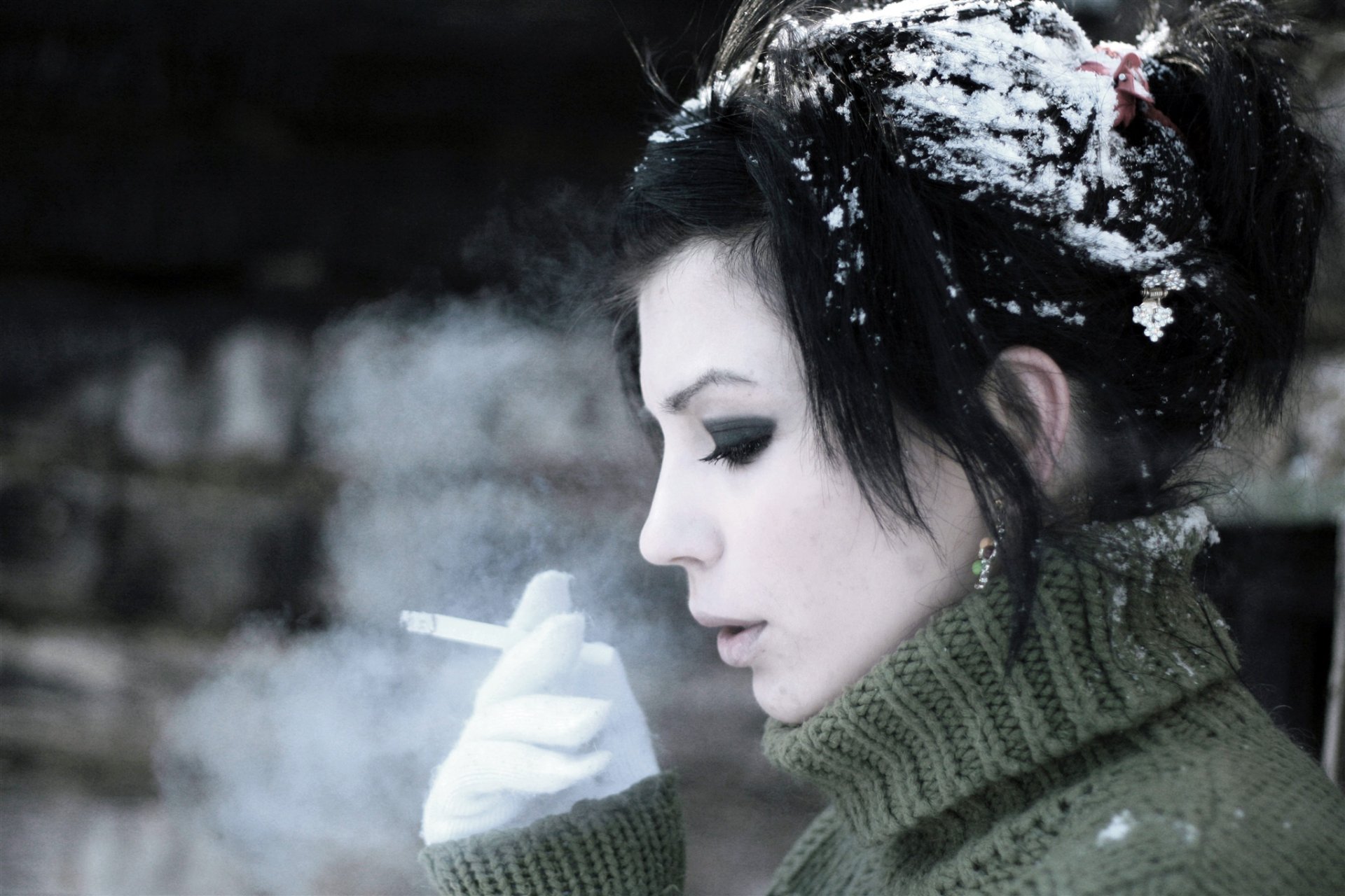 brunette visage hiver neige froid gel cigarette fumée