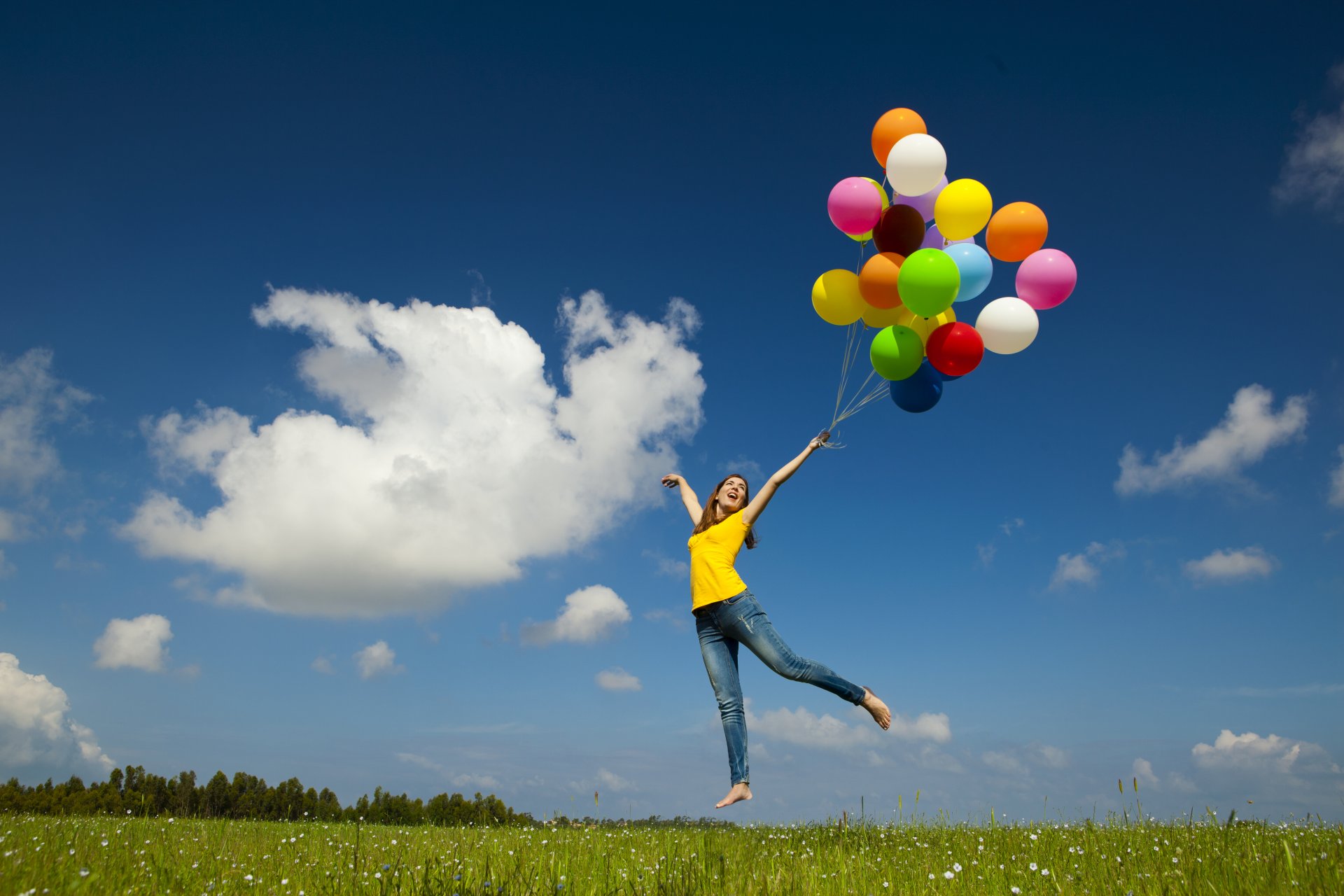 chica globos globos felicidad alegría vuelo flotando cielo hierba nubes