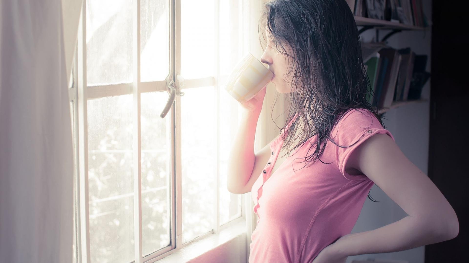 mood ragazza brnnette capelli bagnati finestra vista rosa tazza crook tè caffè mattina sfondo carta da parati