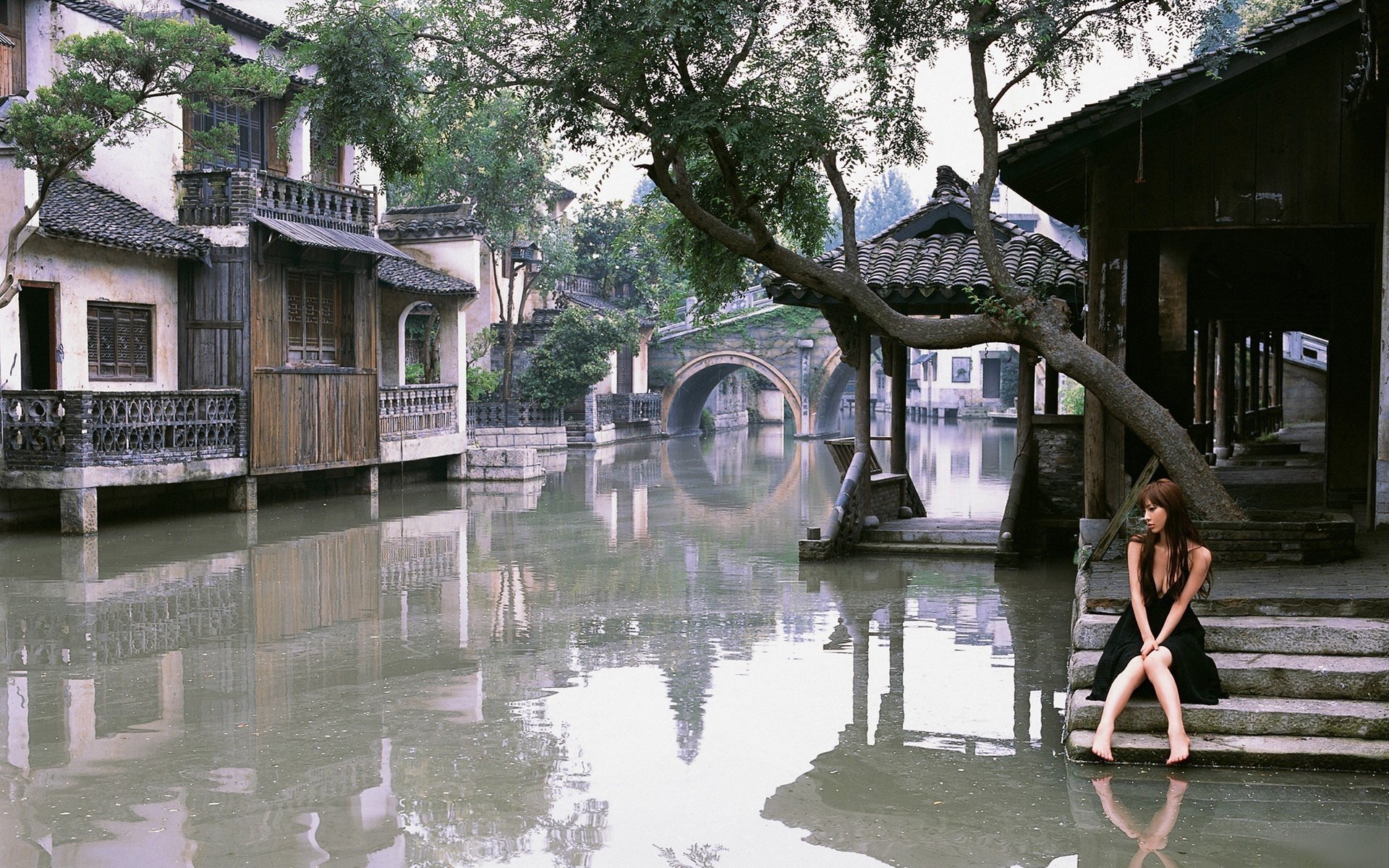 asia chica vestido negro inundación escalones casas