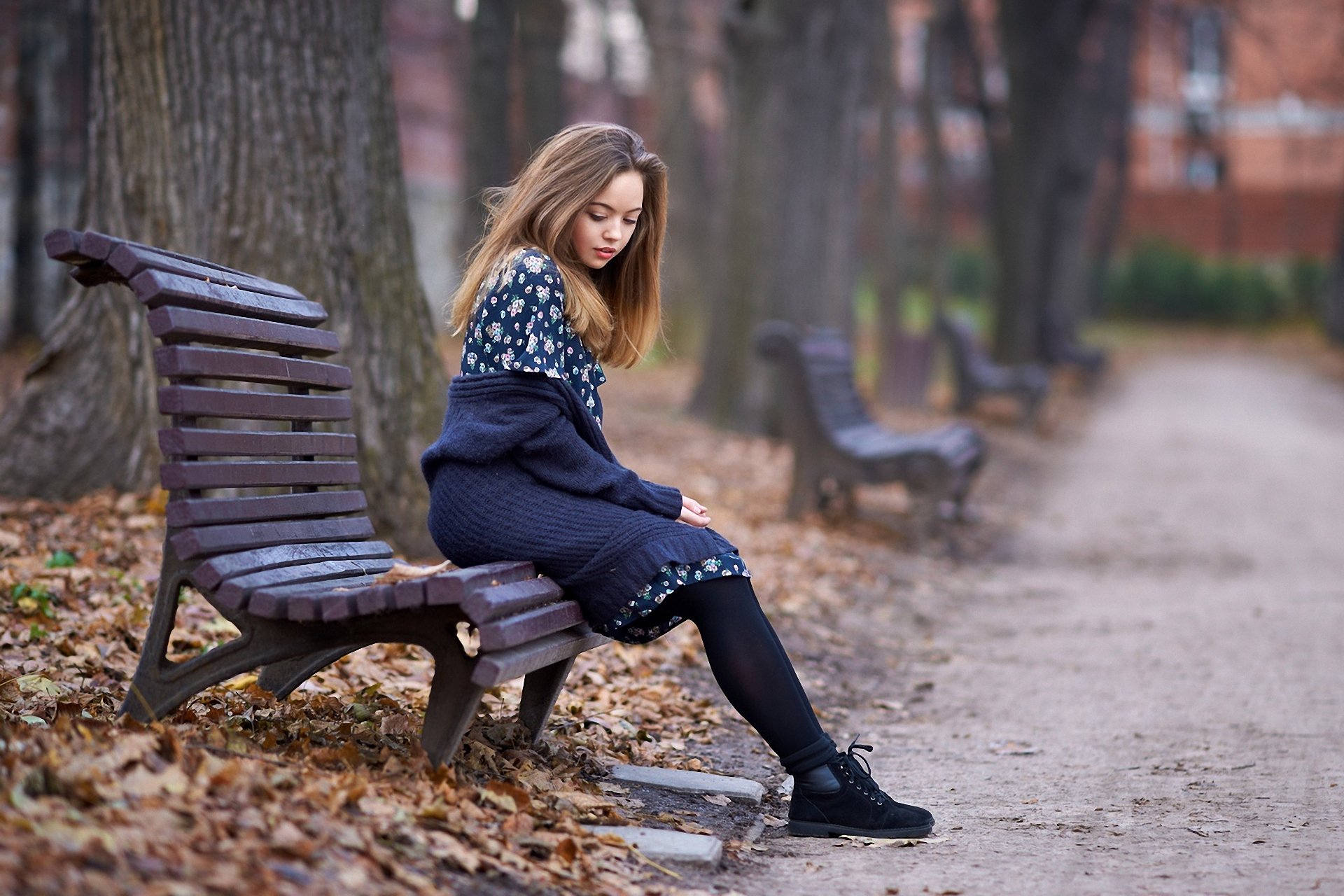 tardo autunno fogliame caduto parco negozio ragazza pensierosa