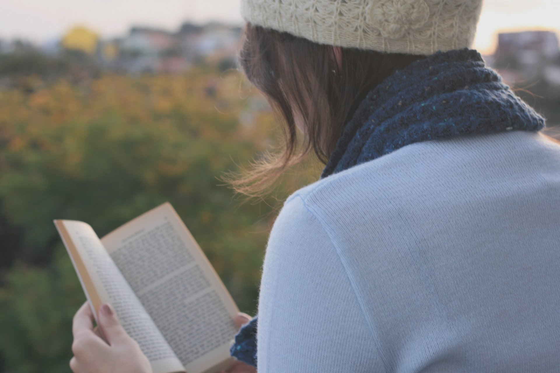 humeur fille brunette cheveux noirs chapeau écharpe chandail livre livre lit lettrage texte nature arbres feuillage feuilles automne arrière-plan fond d écran large plein écran fond d écran fond d écran fond d écran