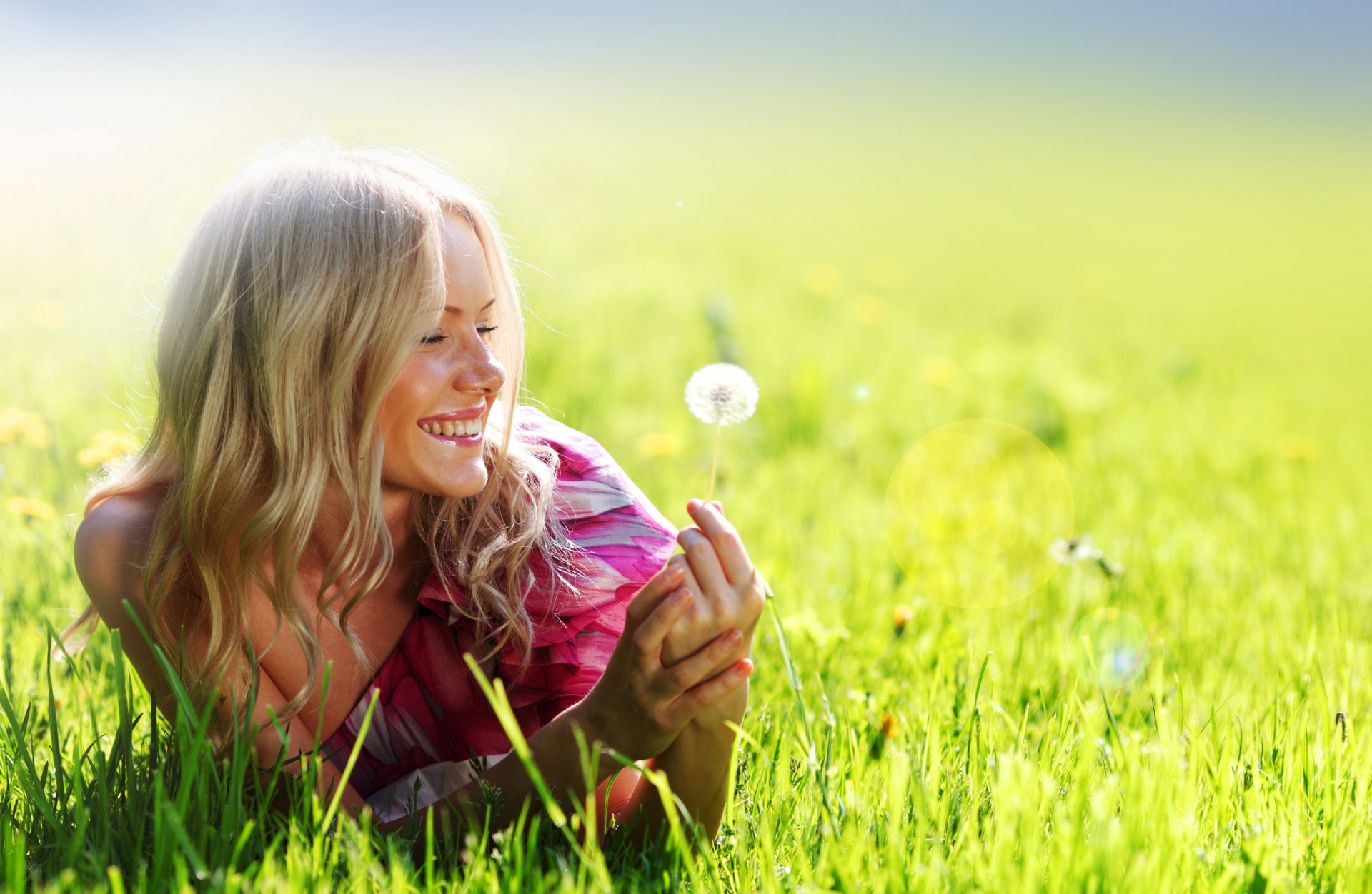 fille blonde sourire pissenlit robe rose champ été