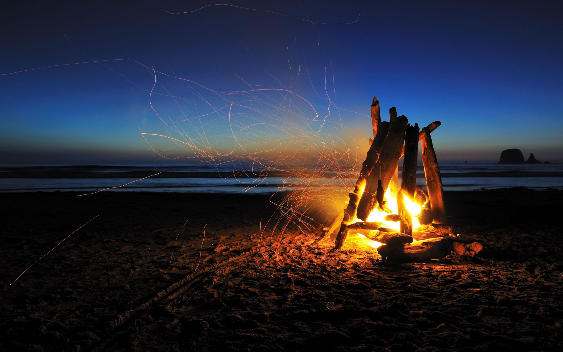 umore macro natura spiagge paesaggi costa fuoco falò romanticismo luci luce scintille fumo rami bastoni braci braci calore sabbia vicino notte oscurità oscurità ombra impronte mare oceano campi campo nostalgia infanzia escursioni avventura bellissimi sfondi di lavoro