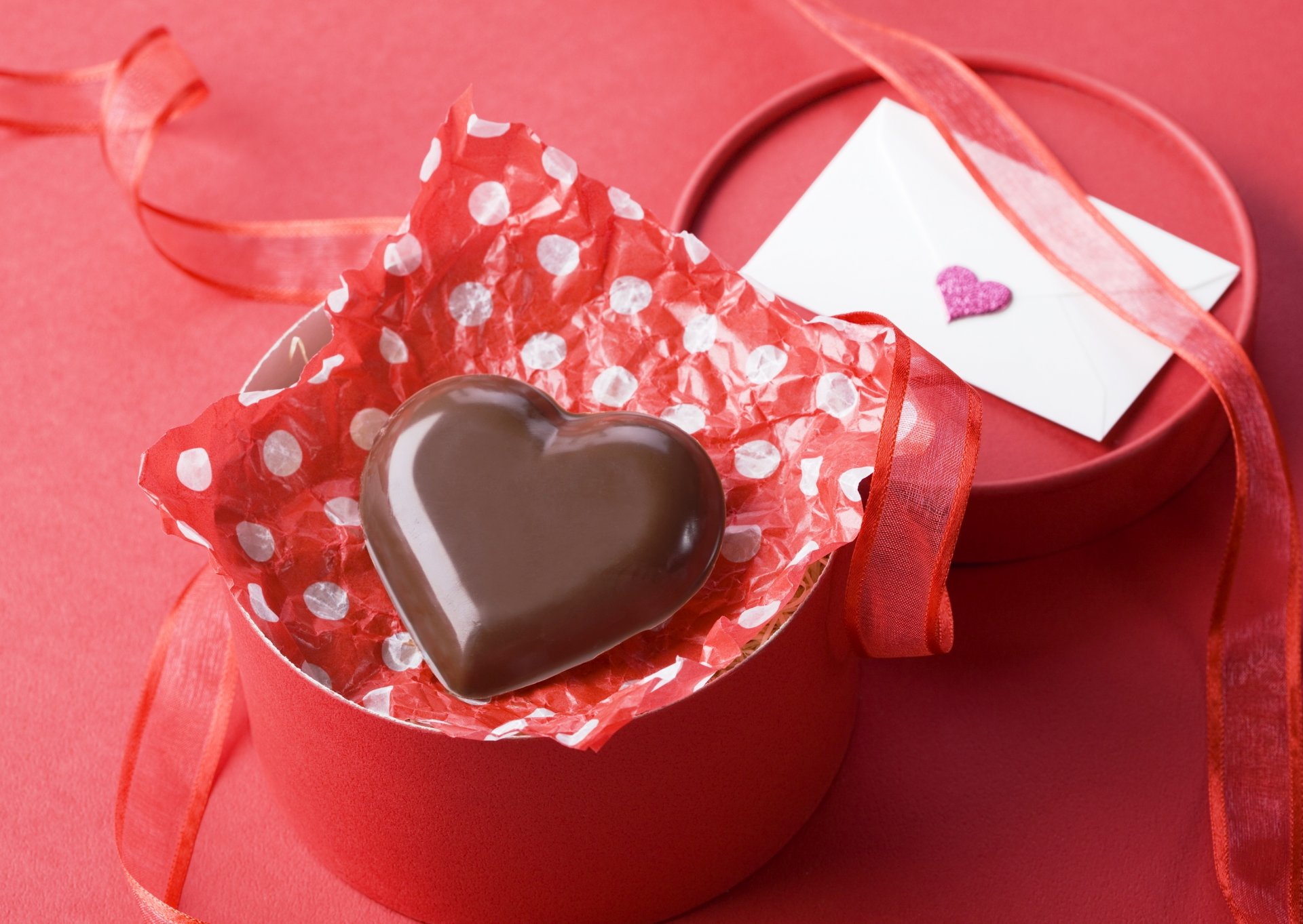 coeur chocolat boîte rouge cadeau ruban lettre