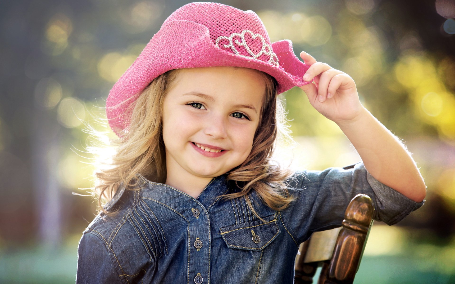 chica sonrisa sombrero estado de ánimo