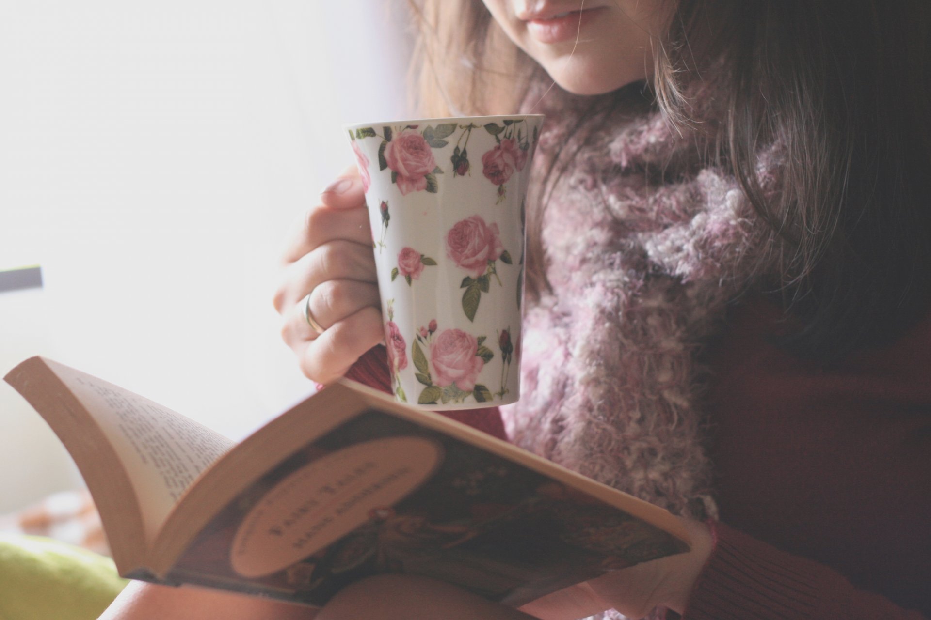 girl mood brunette mug pattern picture flower flowers book pages reading knowledge warm clothes background wallpaper wallpaper