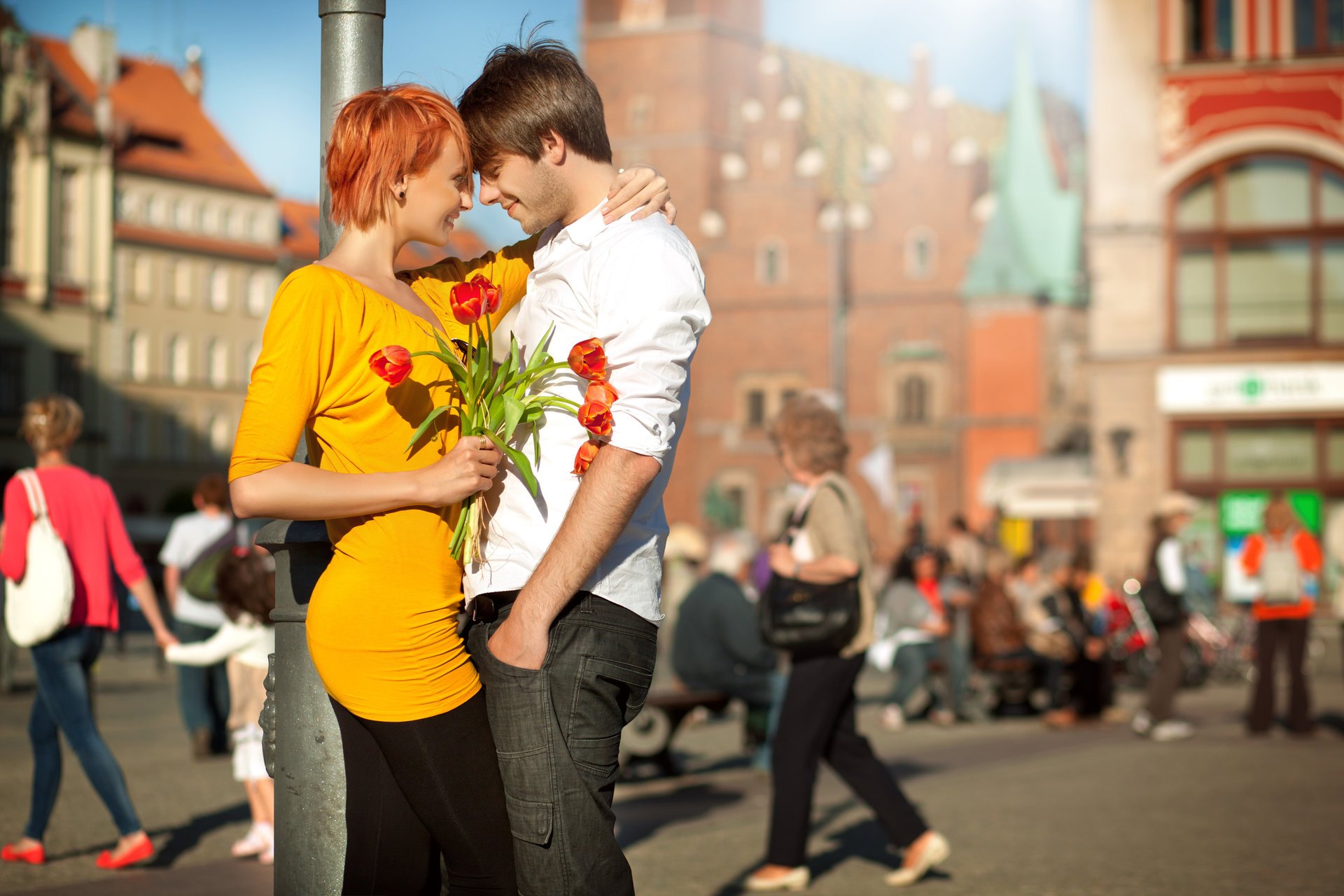 paar mädchen rotschopf freund lachen freude stadt blumen tulpen