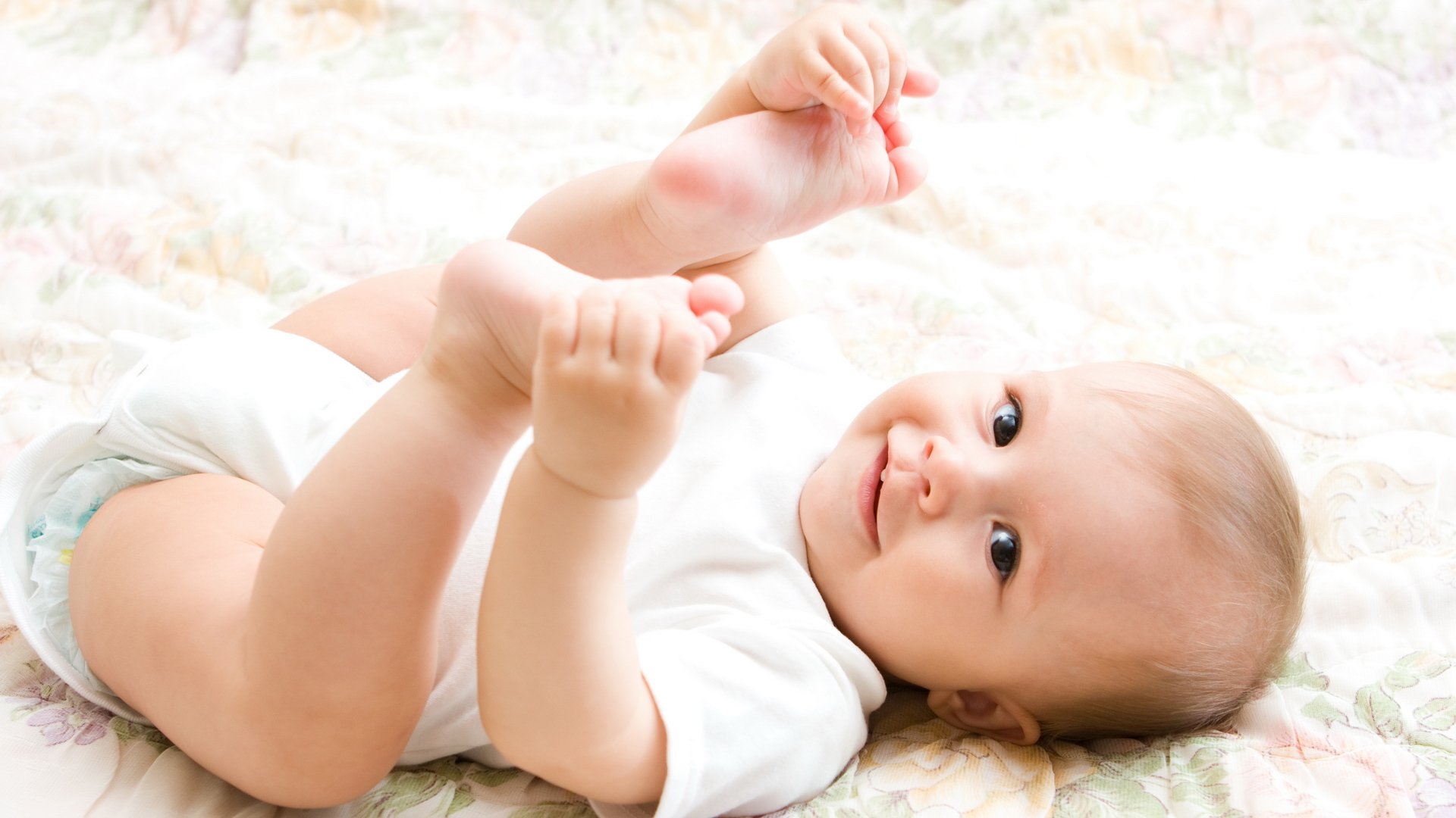 humeur enfants bébé enfant en bas âge lala bébé sourire couche pieds lit fond fond d écran