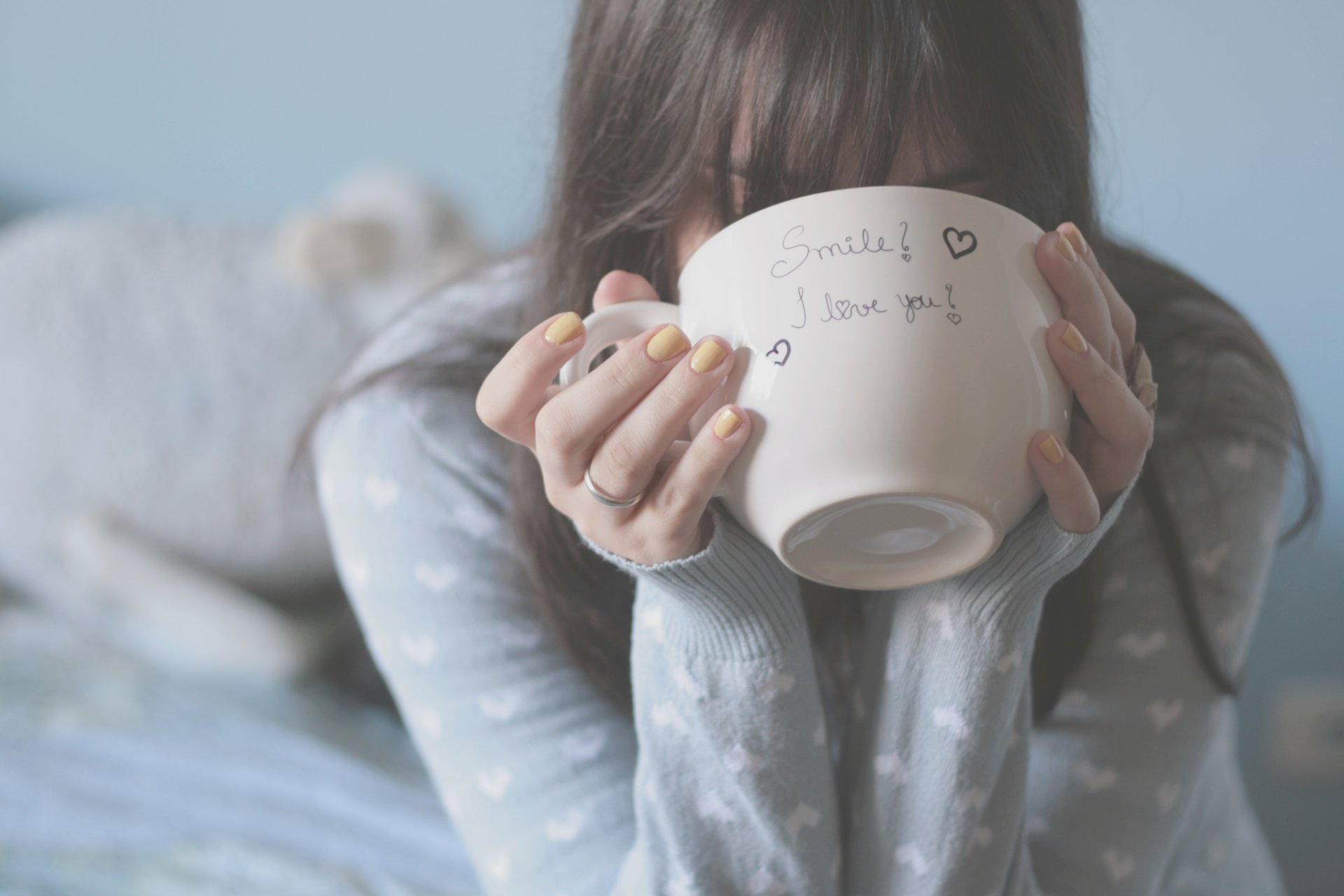 stimmungen mädchen brünette hände finger nägel tasse becher inschrift lächeln nagellack ring bett jacke herz herzen hintergrund unschärfe widescreen wallpaper vollbild hintergrundbilder hintergrundbilder hintergrundbilder