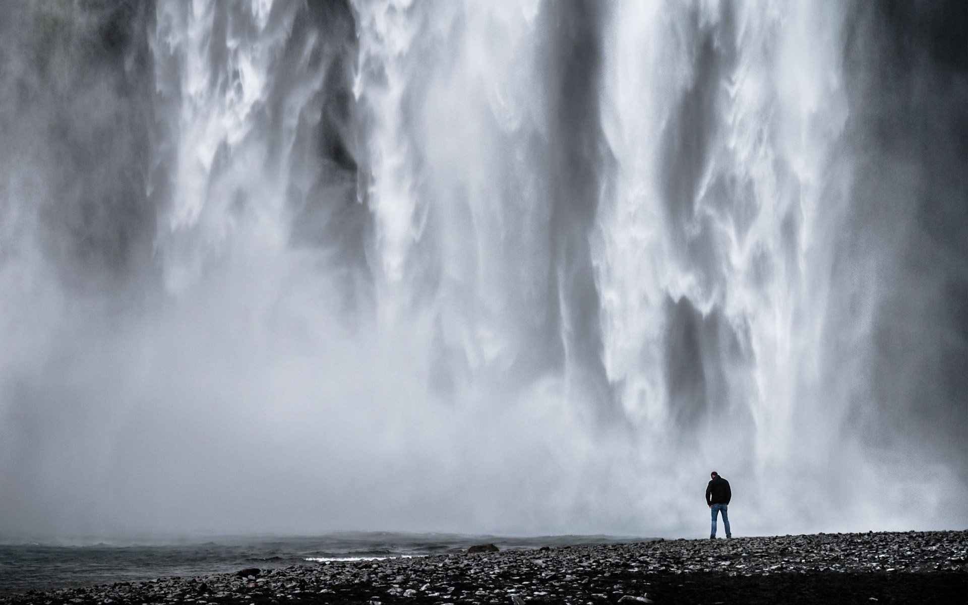 wasserfall männlich steine wasser monochrom schwarz und weiß