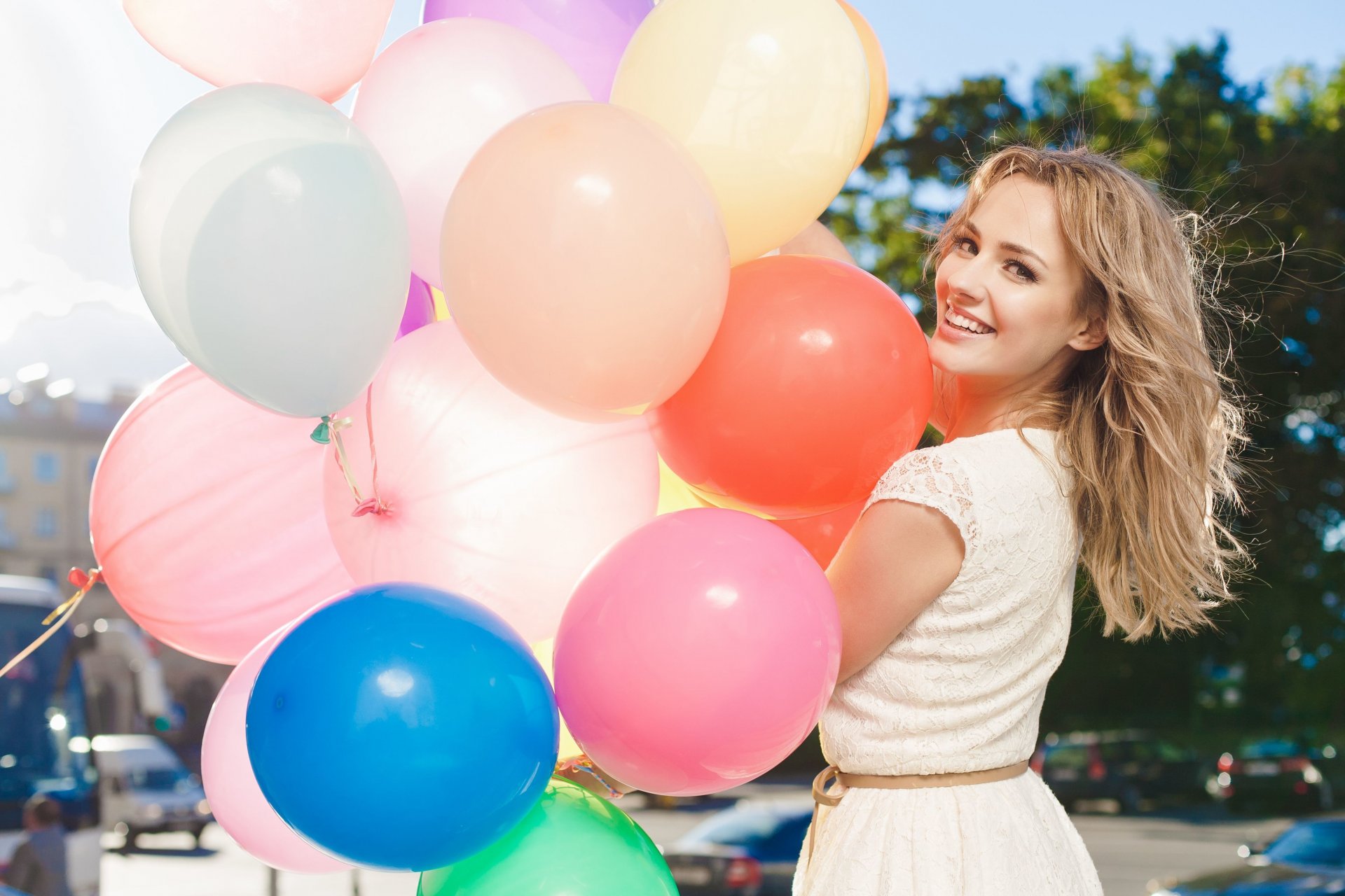 stati d animo ragazza bionda sorriso positivo gioia felicità palloncini aria vacanza strada natura alberi sfondo widescreen a schermo intero carta da parati