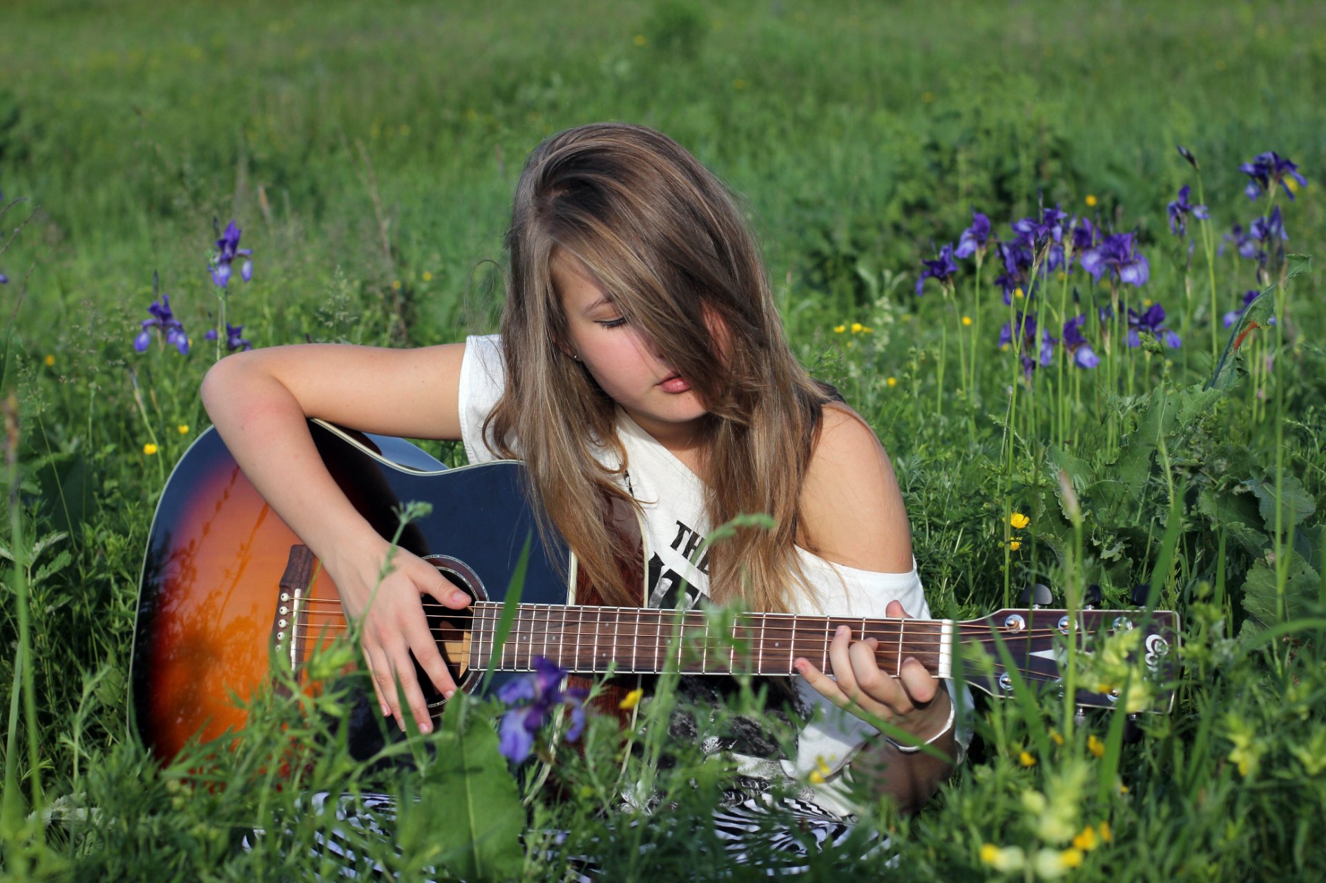 gras lichtung mädchen gitarre resonanzboden saiten griffbrett natur grün