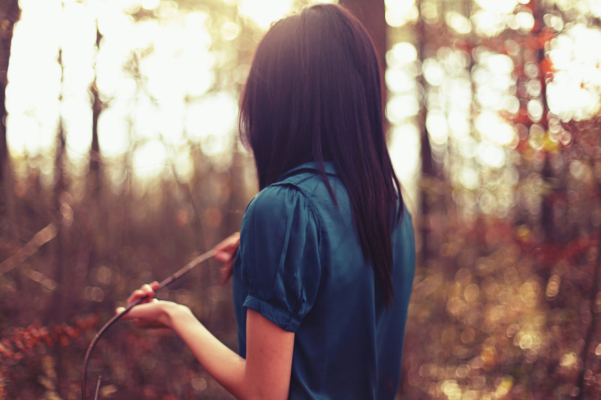 stimmung mädchen brünette bluse jacke blau natur bäume sonne hintergrund tapete