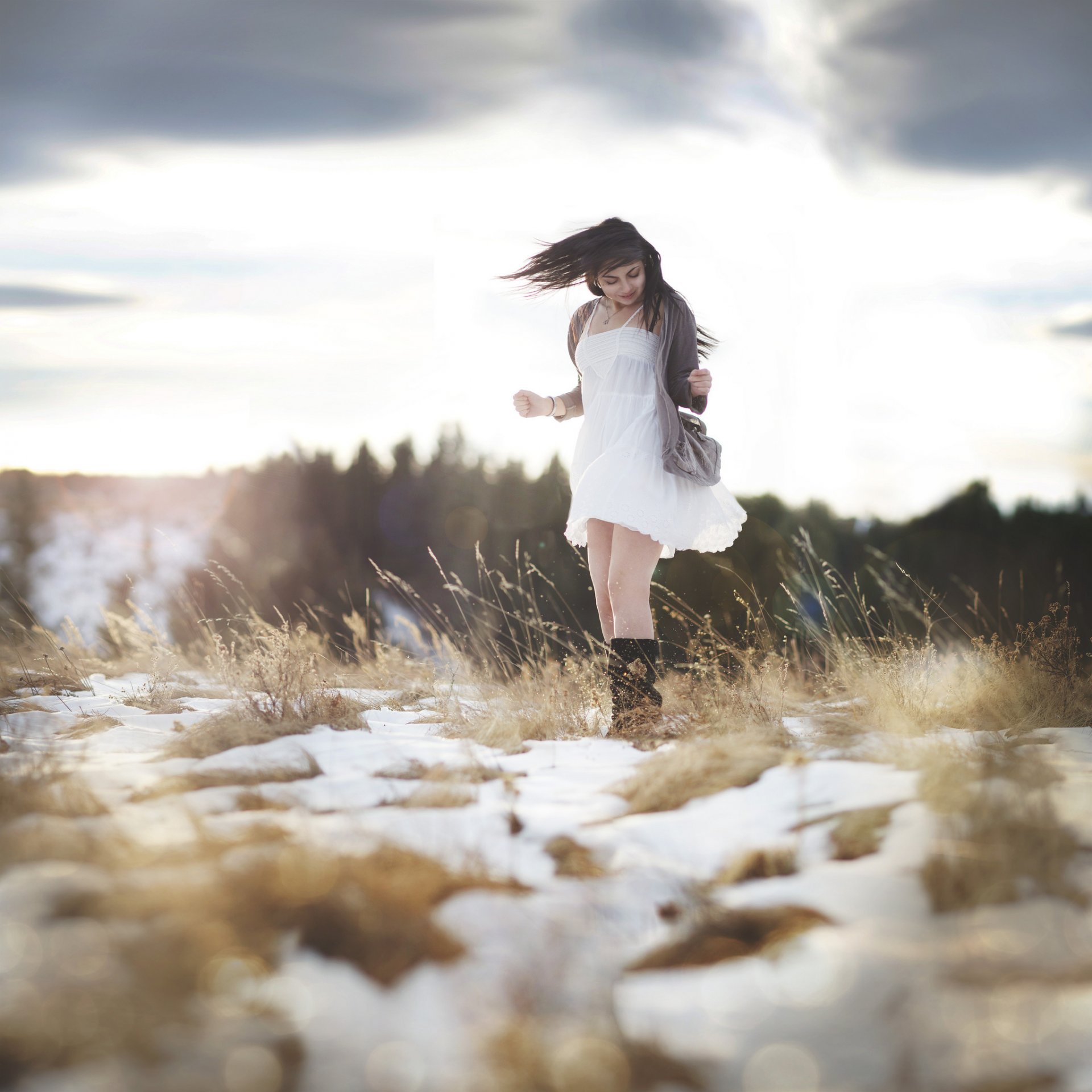 ragazza gioia campo neve luce