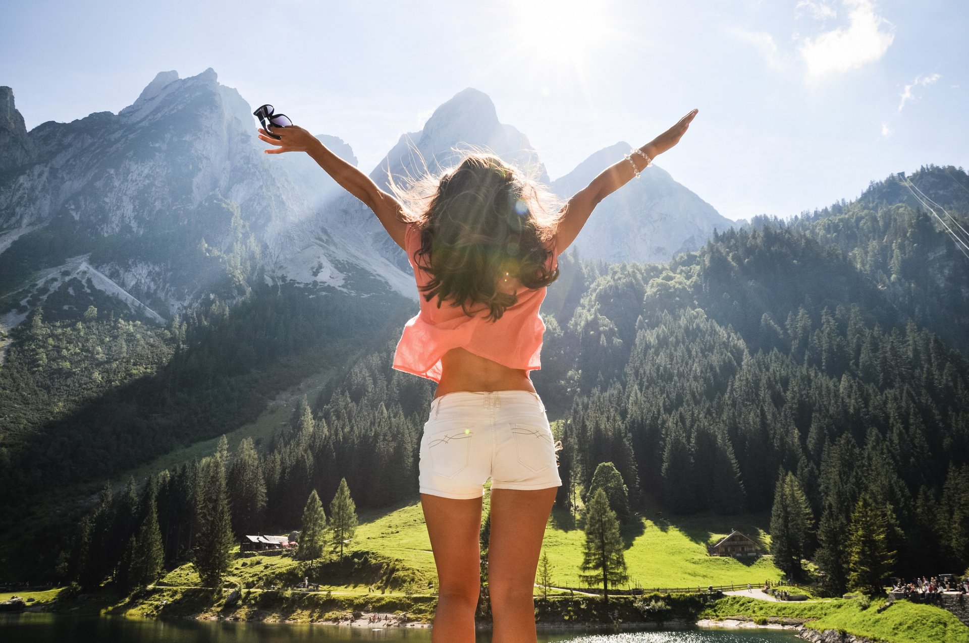 chica alegría libertad austria montañas bosque árboles lago altitud panorama vista cielo nubes sol luz rayos