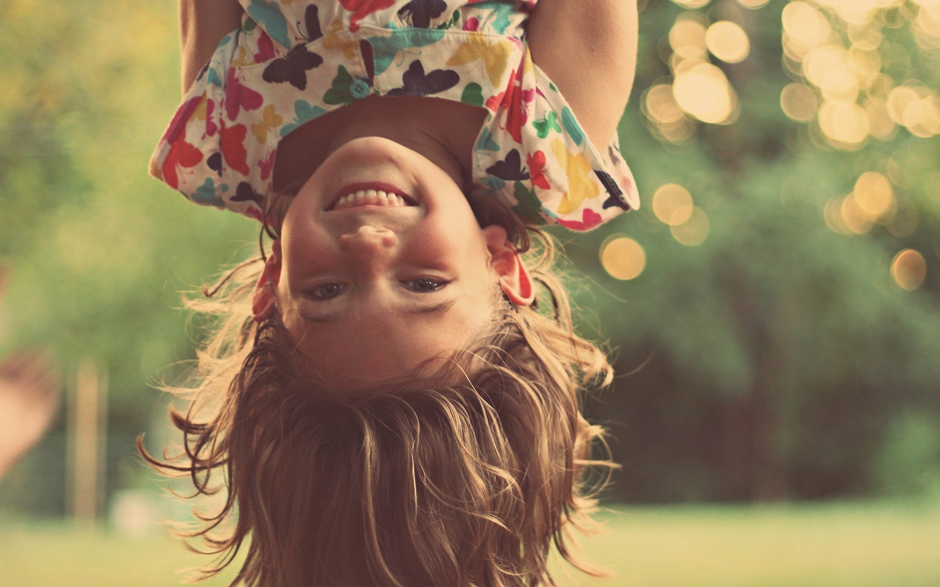 humeur fille enfants enfant joie bonheur positif sourire. rire dents au contraire cheveux fond fond d écran fond d écran