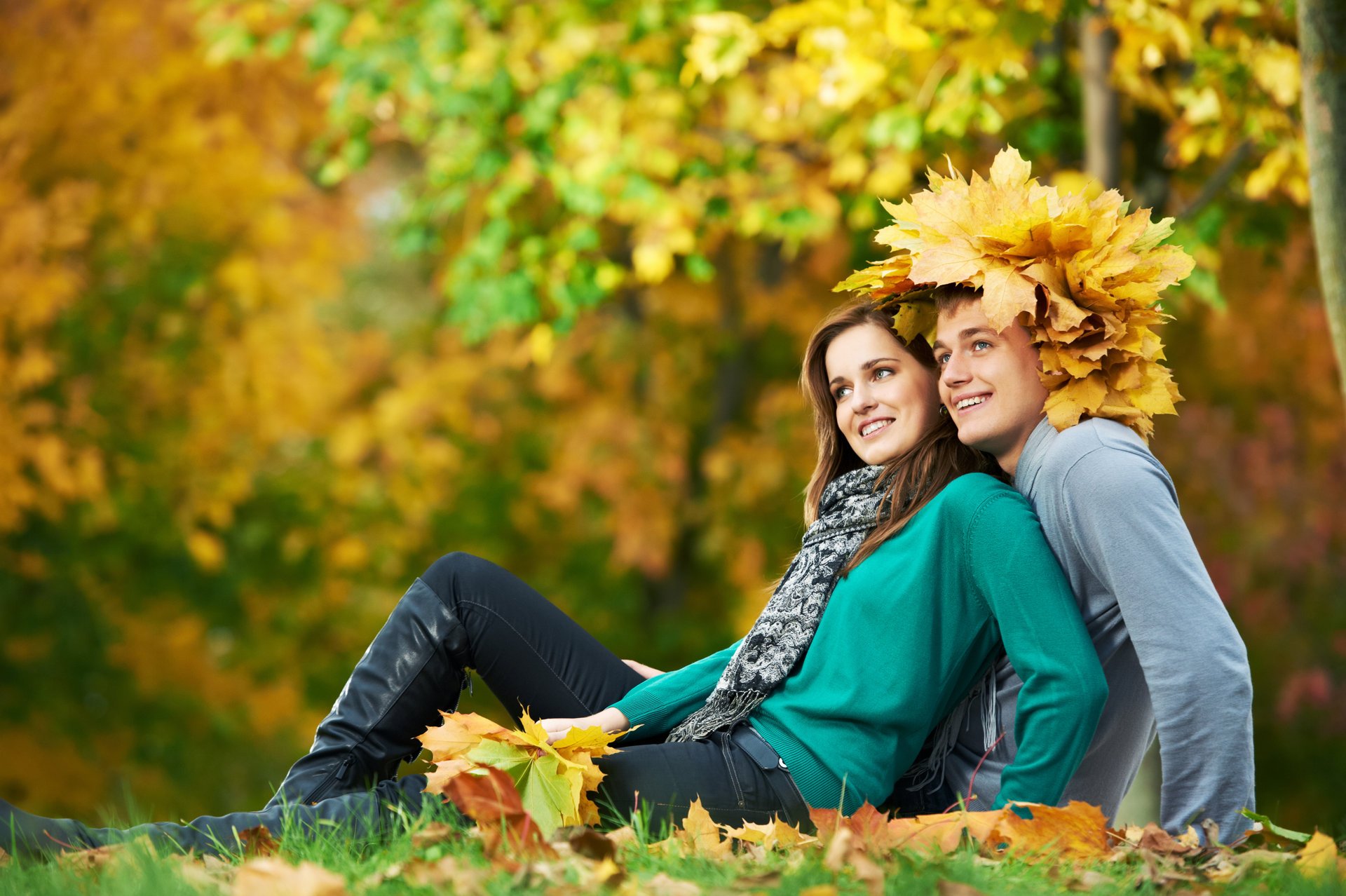 chica novio pareja sonrisas otoño follaje naturaleza vacaciones