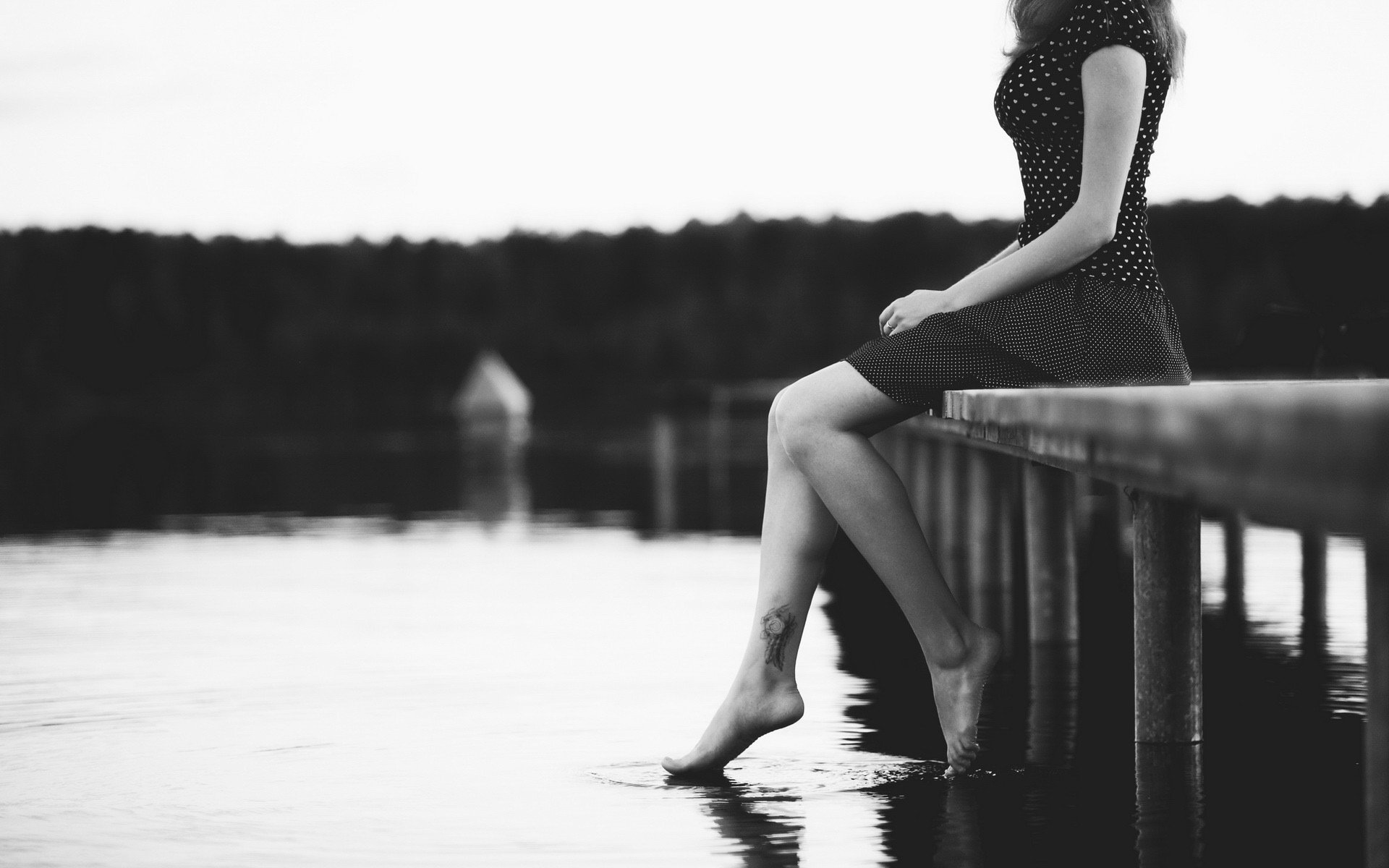 humeur fille pieds mer rivière eau. noir et blanc fond fond d écran