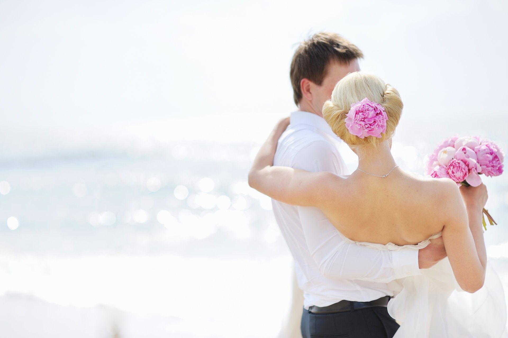 pareja chica novio flores mar boda