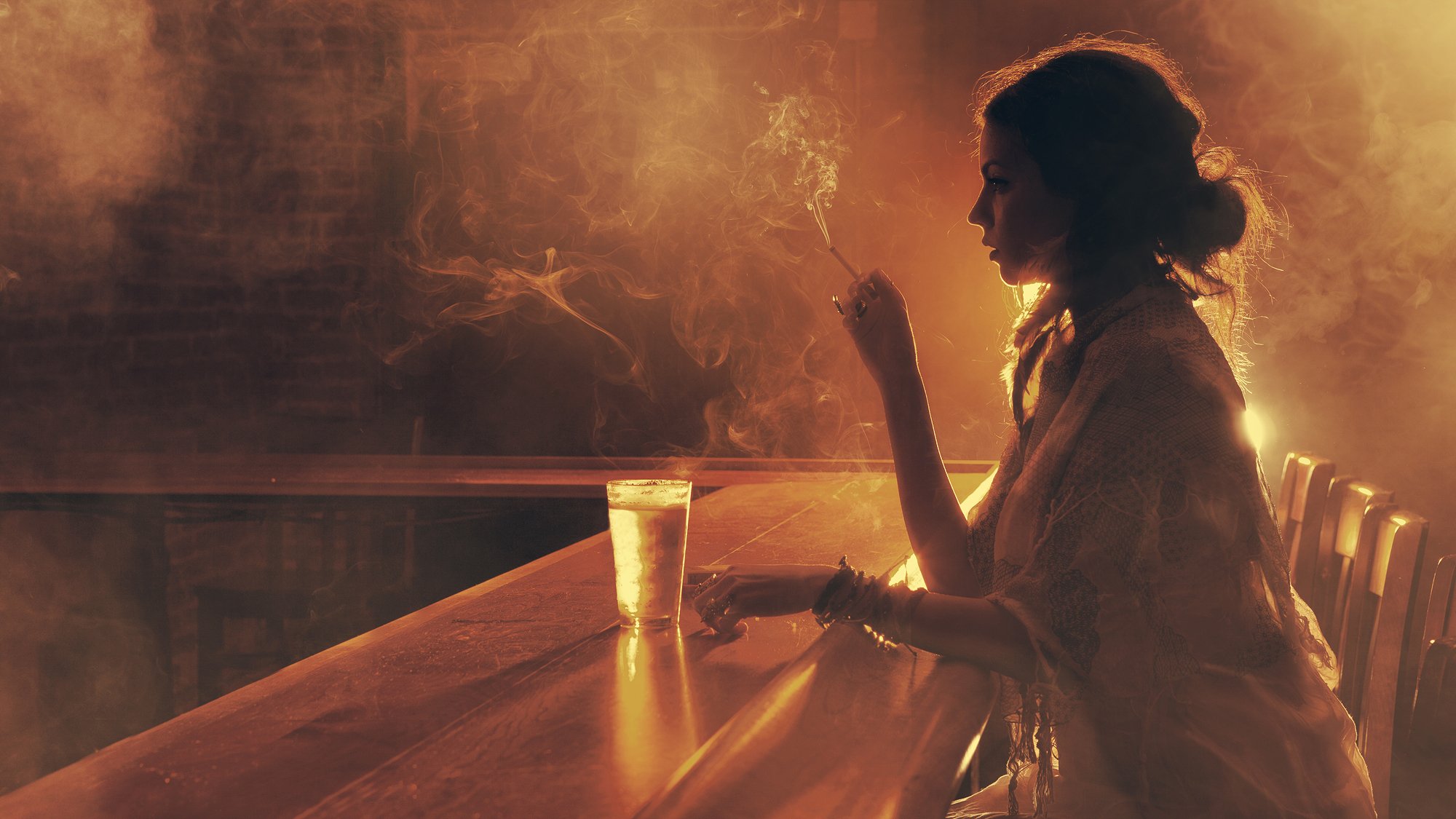 fille bar verre cigarette fumée lumière