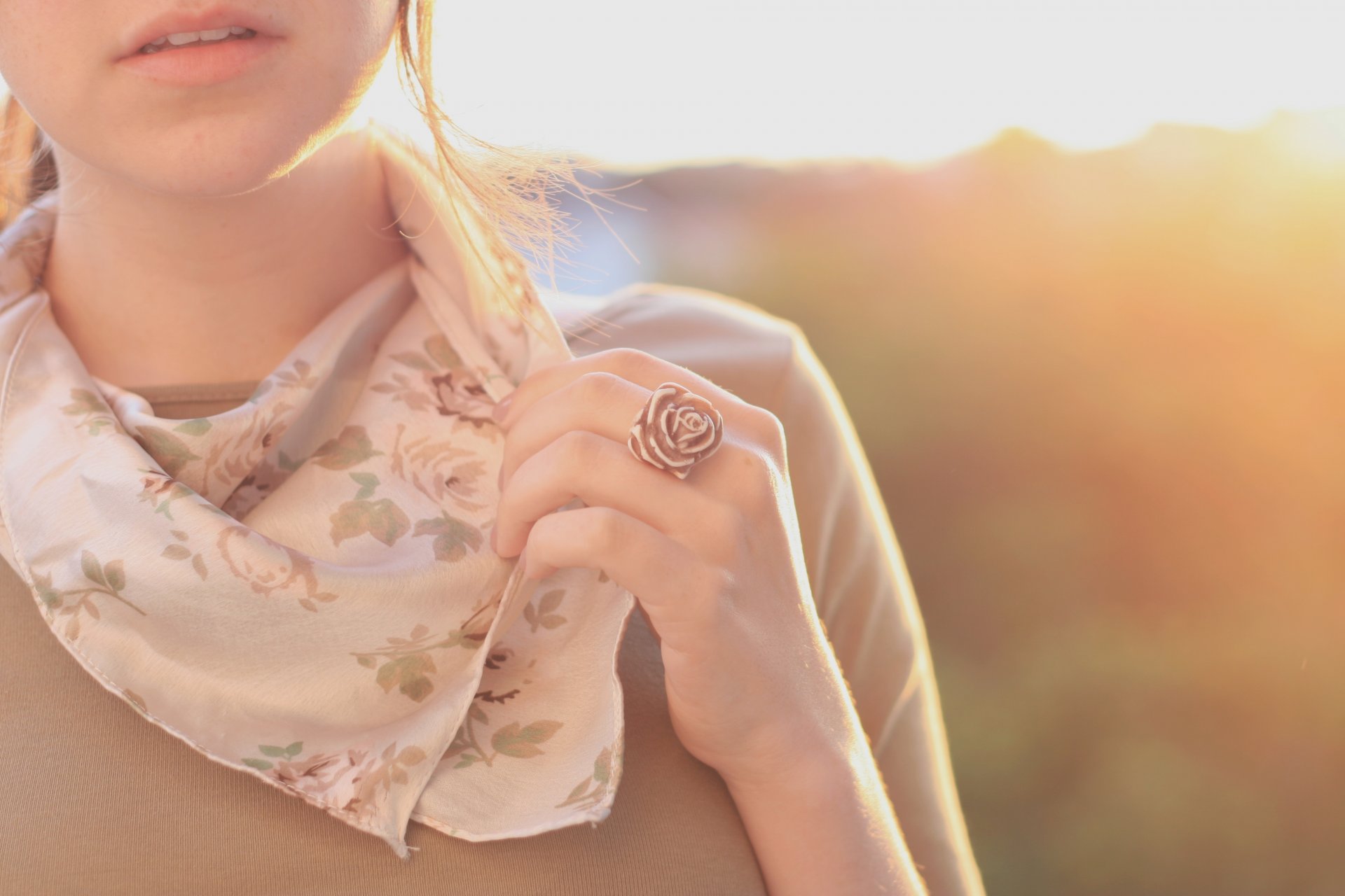 stimmung mädchen brünette dunkelhaarige kleidung schal schal blumen blümchen jacke beige farbe hand ring zubehör schmuck rose rose lippen zähne mund sonne hintergrund breitbild-tapete vollbild tapete