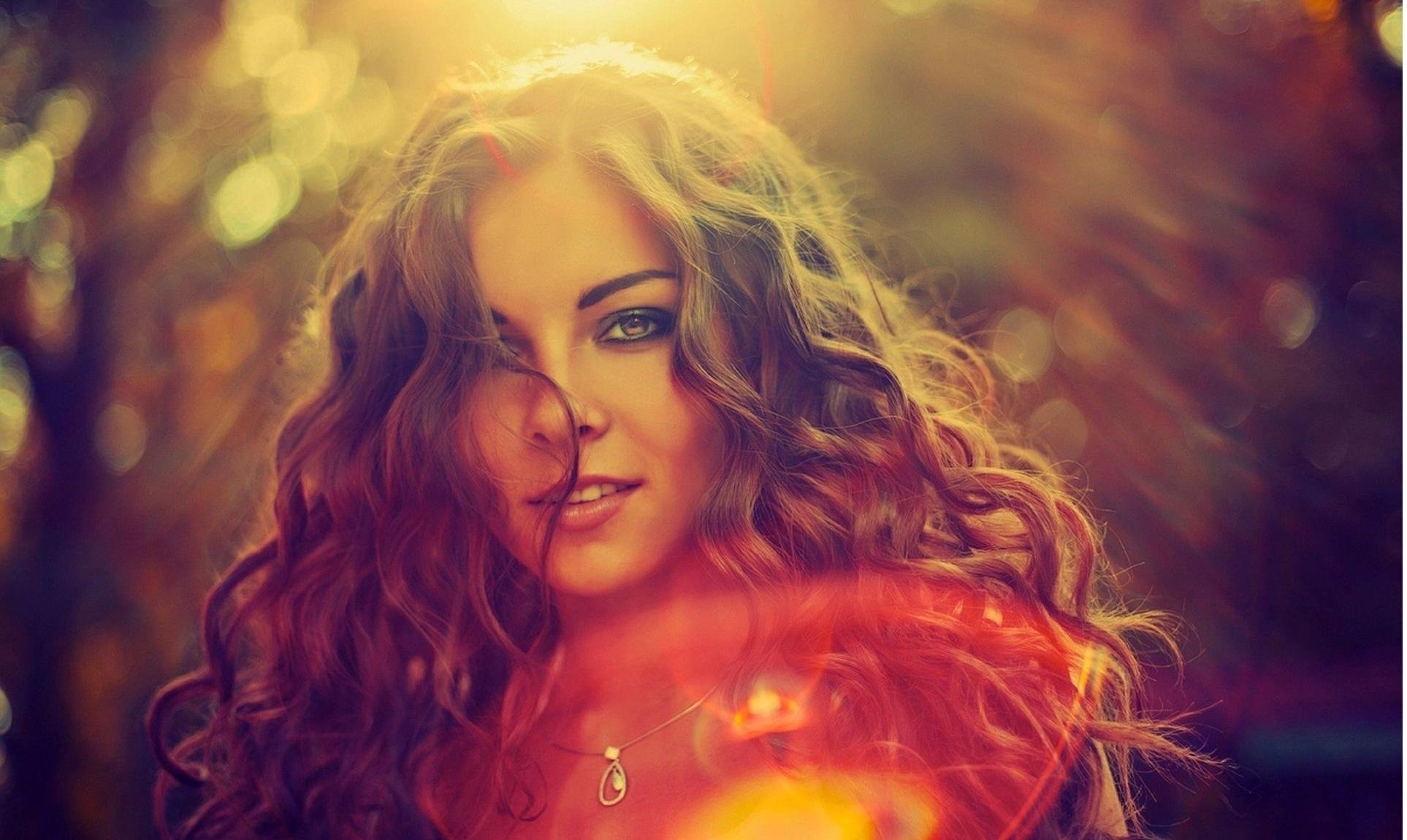 stimmung mädchen haare locken gesicht lächeln blick zähne make-up brünette halskette anhänger anhänger accessoire blumen lichter hintergrund hintergrundbilder vollbild