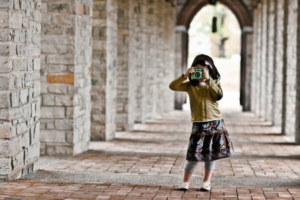 Ragazza che fotografa in una volta ad arco