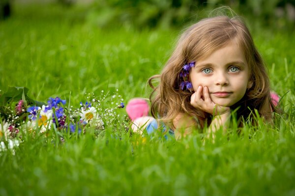 La ragazza si trova sul pavimento nei colori