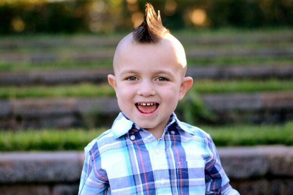 Chico sonriente con Mohawk