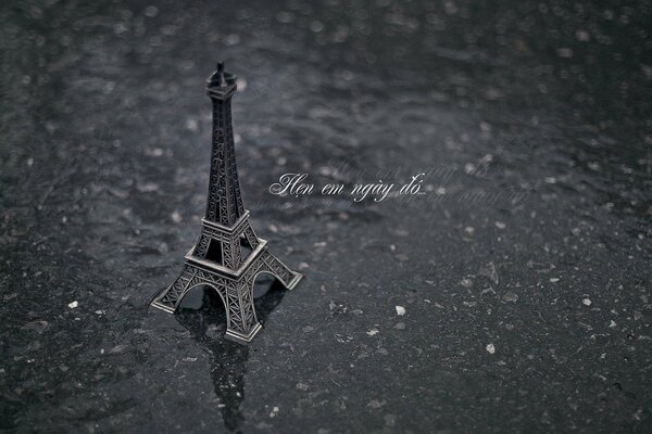 París y la torre Eiffel bajo la lluvia