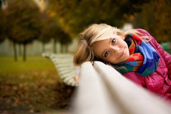 Retrato de otoño de una niña en el parque