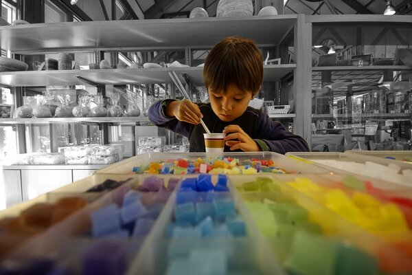 Niño sostiene palos y un vaso