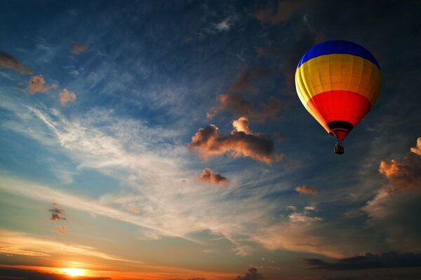 Ein Ballon am blauen Himmel