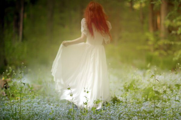 Hermosa chica entre el bosque de flores