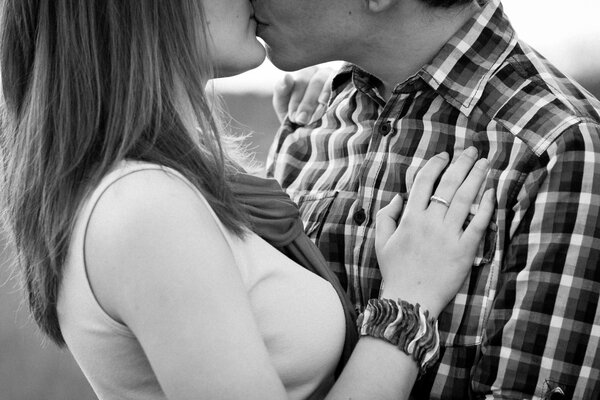 Blanco y negro amor con un beso