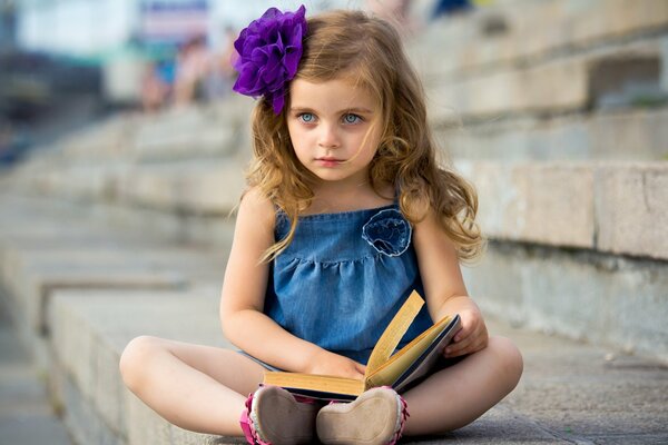 Fille de lecture dans la rue