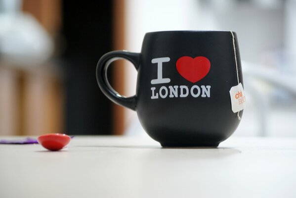 Taza negra con letras I Love London