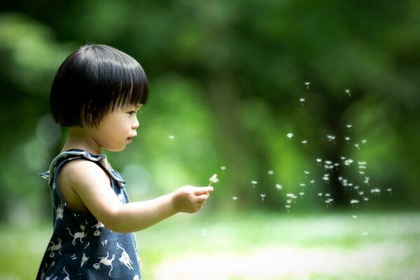 Niña con diente de León