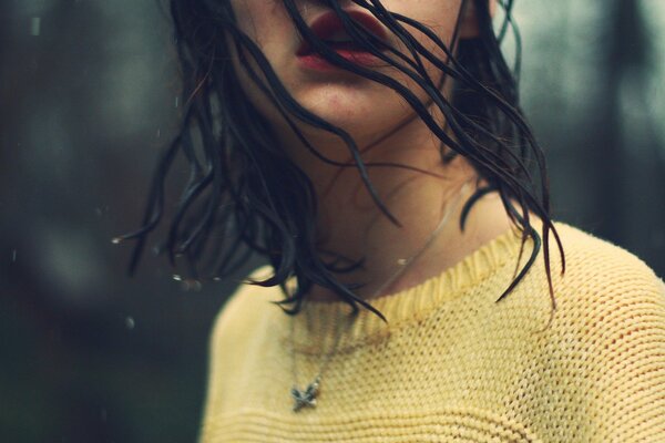 Cheveux mouillés sous la pluie fille en pull jaune