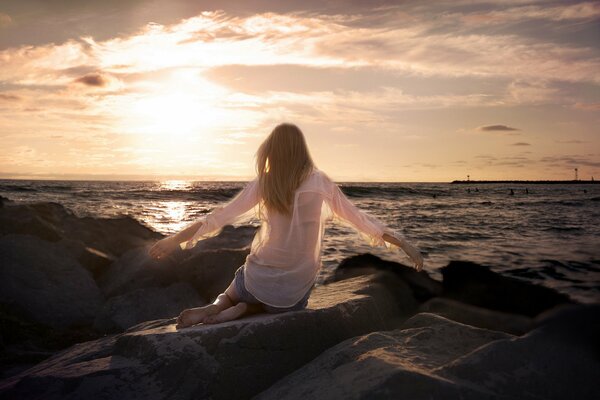 Umore di Mosca. Ragazza sulla stanza nel tramonto Marino