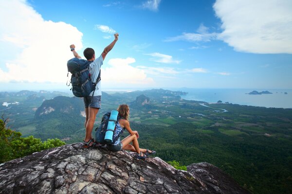 Ragazzo e ragazza. Turisti in cima con vista sulla valle