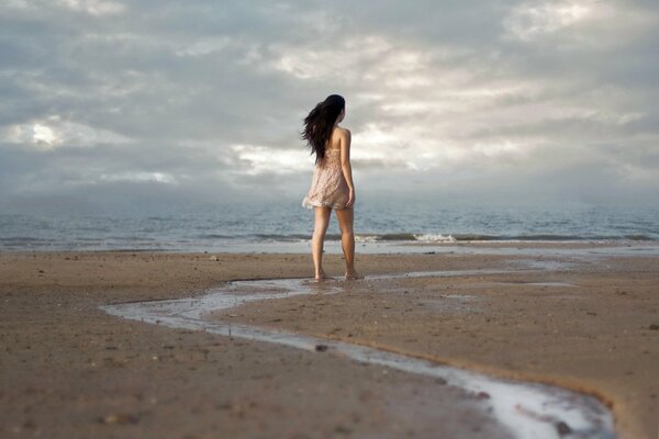 Mädchen am Meer entlang