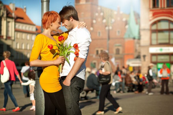 Ein Junge und ein Mädchen. Freudiges Treffen in der Stadt