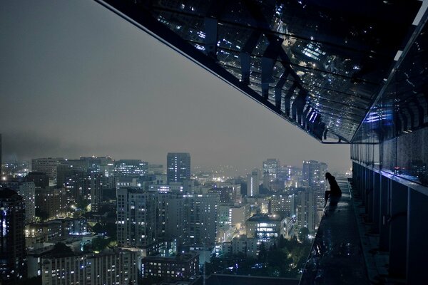 Luces de la ciudad nocturna. Metrópolis nocturna desde las alturas