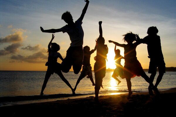 Adolescente sulla spiaggia al tramonto